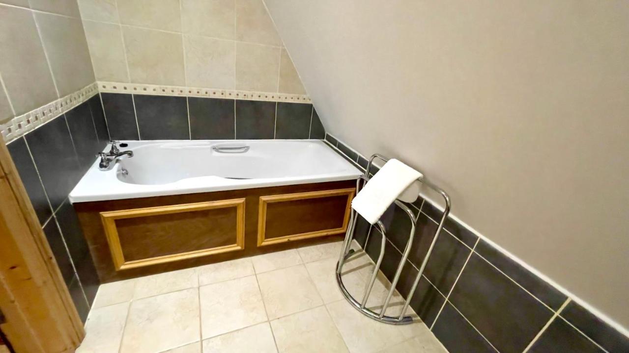 Spacious Primrose Lodge For 6 With Hot Tub At A Spa Resort Chudleigh Exterior foto