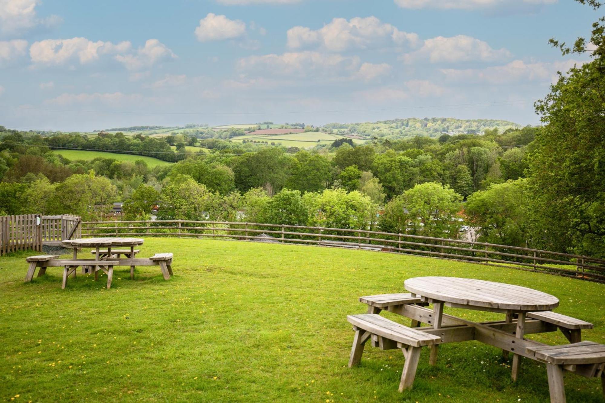 Spacious Primrose Lodge For 6 With Hot Tub At A Spa Resort Chudleigh Exterior foto